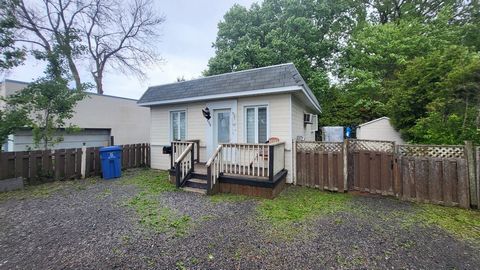 Come live in a house for the price of a condo! House on land offering many possibilities. THE SPOT! Close to everything, next door to the Videotron center and highway entrance. Permissive Zoning - Free to the buyer. Motivated seller! Quebec City coul...