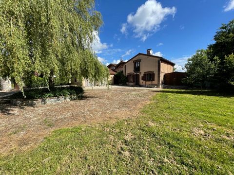 Haus zu verkaufen Perthes-lès-Brienne in der Aube (10), 5 Minuten von Brienne le Château, seinen Geschäften und Dienstleistungen entfernt, in einer grünen und sehr ruhigen Umgebung, wird Sie dieses warme, renovierte Haus mit seinem Charme und seiner ...