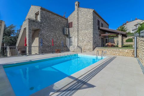 Location: Pula, Pula. Pula - Istria This house is for sale in a highly sought-after location in Pula, near beaches and promenades. The specificity of the house is that it is on a much larger plot than the neighboring houses, which makes it a very goo...