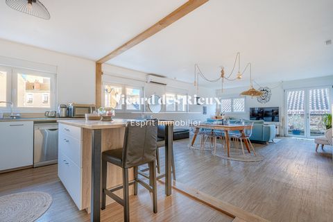 Superb recently renovated apartment, a stone's throw from Place Denis Dussoubs. This accommodation offers total privacy, without vis-à-vis above, below or to the sides, and has a terrace. With a surface area of 100 m2, the apartment offers generous a...