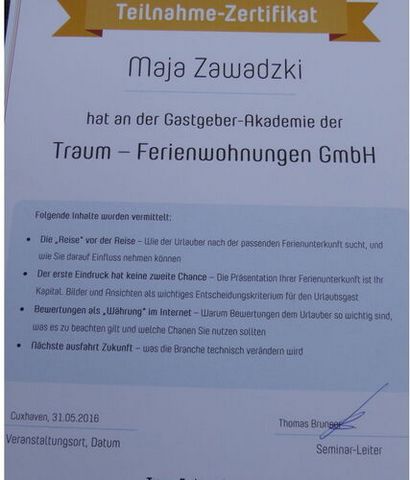 3- Raum Fewo im 1. OG in Cuxhaven-Döse. 2 sep. Schlafräume, 1x mit Doppelbett + 1x mit 2 Einzelbetten. Kinderreisebett + Hochstuhl stehen kostenlos zur Verfügung. Wohnraum mit Kabel TV, DVD-, CD-Player, Radio. Küchenzeile mit Ceranfeld, Backofen, Mik...