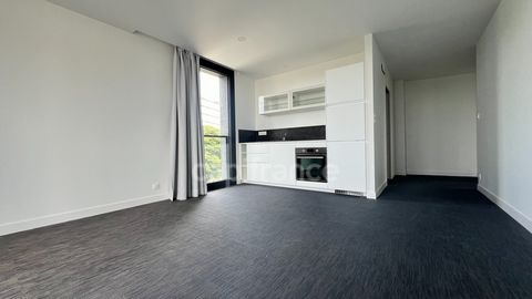 CROZON au cur du centre ville, appartement studio de 31 m² habitable situé au 1er étage avec ascenseur, disposant d'une cuisine toute équipée. Bâtiment nouvelle génération AA Vous succomberez pour cette résidence de qualité unique, disposant d'une VM...