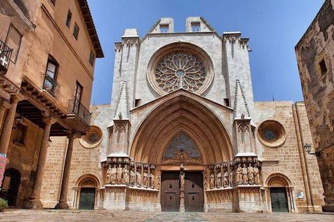  Opportunité exceptionnelle d acquérir un majestueux bâtiment historique au coeur de Tarragone ! Situé dans le quartier emblématique de la Part Alta, ce joyau architectural offre une opportunité unique aux investisseurs et aux amoureux du patrimoine....