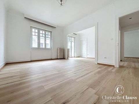 HYPER-CENTER - PEDESTRIAN STREET - CACHET - BUILDING OF CHARACTER! Come and discover this beautiful 5-room apartment of 112.20 m2, located in the heart of Mulhouse city center in a pedestrian street and easy to access, on the 4th floor (without eleva...