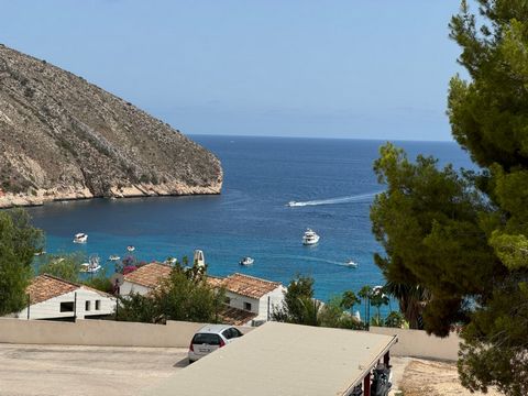 Moderne Luxusvilla, neu gebaut, in der exklusiven Gegend von El Portet, 400 m vom Strand und den Annehmlichkeiten entfernt. Es befindet sich auf einem flachen Grundstück von 465 m2 mit gutem Blick auf das Meer. Ruhige Gegend, in einer Sackgasse. Süda...