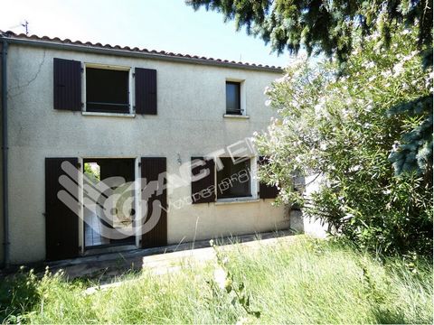 ACTENMAIN ROYAN presents this house with high potential, to renovate. The budget for works is essential. Ideally located in a quiet area, shops, central market are less than 2 km away, access to Pontaillac beach. Built on a plot of 194 m2, this house...