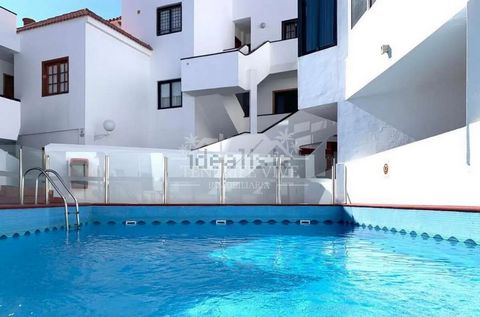 A Los Cristianos, nel complesso Colina II, è in vendita un grazioso appartamento con una camera da letto al quinto piano, con una spaziosa terrazza di 11 metri quadrati. Sebbene l'edificio non disponga di ascensore, chi conosce il complesso sa che qu...