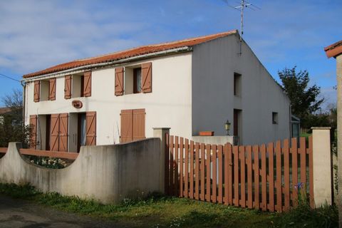 Fabrice DEZAMY vous présente sur la commune de Nalliers cette maison en pierre d'environ 148m² à RENOVER, elle se compose: entrée sur séjour-salon, 2 chambres, une cuisine équipées, WC, Salle de bain et une véranda. A l'étage: 2 chambres et un grenie...