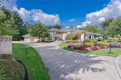 Nestled on 2.6 acres between the 13th and 14th fairways of Barrington, sits one of the most spectacular properties ever offered within this gated community. From the multiple sandstone patios to the soaring ceiling heights, to the resort-style indoor...