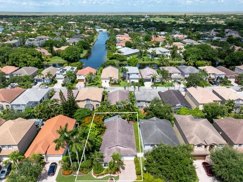 Single story home in the desirable gated community of Lennox Isles with high vaulted ceilings and a split bedroom floor plan. This home features impact windows, new A/C (2022), Water heater (2022) including warranties. New garage motor and entry pane...