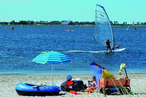 Dom wakacyjny dla 5 osób o powierzchni 70 m², położony bezpośrednio przy polu golfowym i nad morzem w parku wakacyjnym Wulfener Hals na bałtyckiej wyspie Fehmarn