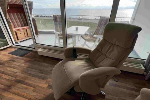 Appartement de vacances avec vue sur la mer et le port sur la plage sud de Wilhelmshaven, moderne et très confortablement aménagé, balcon avec chaise de plage et transats