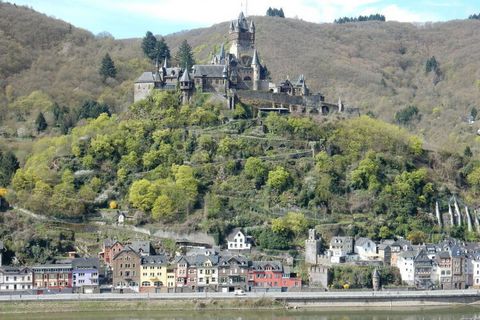 Cosy, large apartment with a covered balcony (facing south-west) and a magnificent view of Cochem Castle, bicycle garage, parking and Wi-Fi.