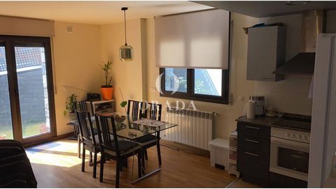 Sonnen fläche 50 m², wohnung fläche util 50 m², doppelzimmer: 1, 1 toiletten, einbauschränke, aufzug, heizung (gasöl), aussenschreinereiarbeiten (pvc), küche (oberta), erhaltungszustand: in gutem zustand, parkplatz, garten (50m2), anzahl untergeschos...