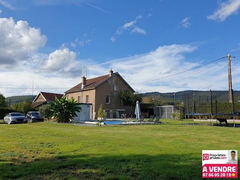 LUTHY Damien, Ihr Berater für Privatimmobilien, bietet Ihnen dieses hervorragende renovierte Haus an, das auf einem Grundstück von ca. 17 Ar gebaut wurde! In der Nähe der Annehmlichkeiten von Champagney entdecken Sie dieses helle Haus von 153 m² (4 S...