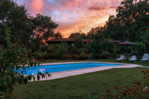 Opportunité unique : Complexe rural avec 5 appartements touristiques à Valverde de la Vera Si vous êtes à la recherche d’un investissement sûr dans un environnement naturel incomparable, nous vous présentons ce complexe rural exclusif à seulement 1 k...