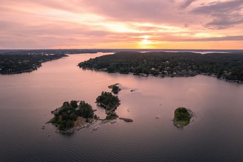 Einzigartige Gelegenheit, einen der absolut besten Sommerresorts Schwedens zu erwerben. Wie wäre es mit einer eigenen Insel, nur wenige Minuten mit dem Boot von Saltsjöbaden entfernt! Eine Insel, die nah und doch weit weg ist. Die Insel heißt Forsvik...