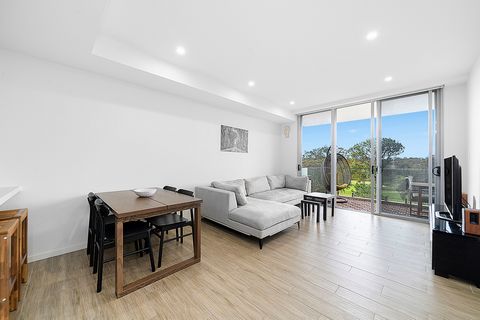 Strata Levy: $ 1.700 p/q circa. Restituzione del noleggio: $ 850 - $ 900 a settimana circa. Vivi la vita di lusso in questo appartamento con due camere da letto architettonicamente impressionante nel complesso 