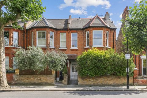 Verenigd Koninkrijk Sotheby's International Realty presenteert met trots deze prachtig gerenoveerde halfvrijstaande woning in Notting Hill en is ontworpen om de stroom van natuurlijk licht te maximaliseren en een modern, gastvrij toevluchtsoord te cr...