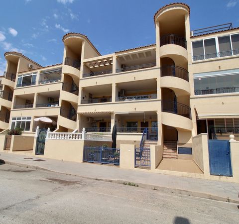 Een goed gepresenteerd en gemoderniseerd, op het zuiden gelegen appartement op de eerste verdieping in de populaire wijk La Ciñuelica van de Orihuela Costa, op loopafstand van vele lokale voorzieningen en met de auto op slechts een paar minuten van h...