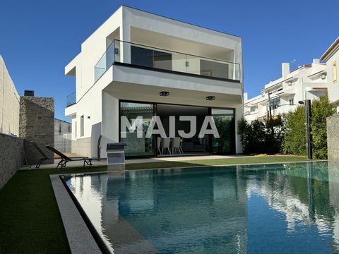 Modern and contemporary villa recently completed, fully furnished and decorated, located in the quiet residential area of ​​Bemposta/Quatro Estradas de Alvor and 5 minutes away from its beaches. Spread over 3 floors. Lower floor with a spacious 120m2...