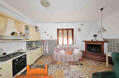 Introduction Situated in a peaceful location yet well-connected, just a few kilometers from Civitella in Valdichiana and Arezzo, this detached house is surrounded by a private garden and adjacent land. The main building spans two levels, in addition ...