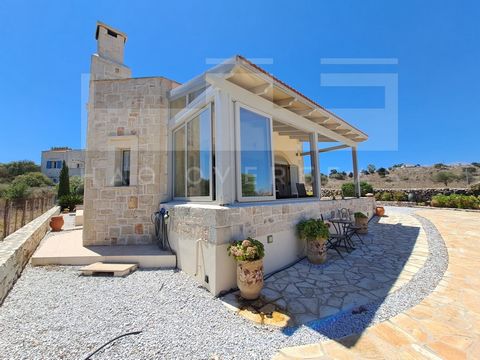 Diese zum Verkauf stehende Villa in Apokoronas, Chania, Kreta, befindet sich im ruhigen Dorf Drapanos. Es verfügt über eine Gesamtwohnfläche von 1242 und befindet sich auf einem 1242 m2 großen privaten Grundstück. Es erstreckt sich über eine Ebene un...