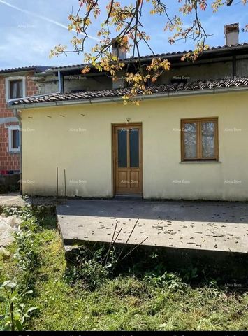 Vendiamo una casa nel villaggio con giardino e taverna accanto alla casa. La casa si trova prima dell'ingresso nella stessa città di Pisino. La casa è dotata di tutti i documenti, la proprietà è 1/1, dispone di luce, acqua, collegamento telefonico. L...