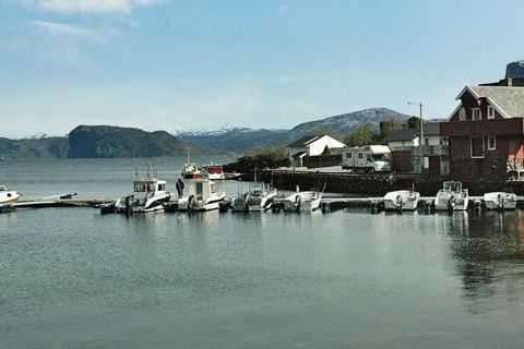 Anglers cottage located in Sørbøvåg, by the open sea next to the Sognefjord. Sørbøvåg is a quiet and charming town of 200 inhabitants. The house's entrance is on the ground floor. The 1st floor has a 23 m² open terrace with outdoor furniture and a wo...