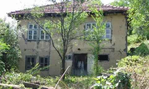 Agenzia SUPRIMMO: ... In vendita è una casa con giardino in un piccolo villaggio di montagna nel Balcani Tryavna sulla strada Gabrovo Tryavna (10 km da Gabrovo, 7 km da Tryavna e 40 km da Veliko Tarnovo). Nel villaggio vivono circa 20 persone. La str...