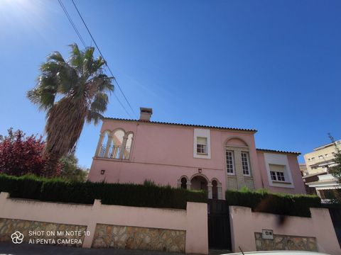 If your dream is to have a large villa, but at the same time be in the center and with all services at street level, this is yours.~ Large villa of 380 meters, distributed on several semi levels, to have the greatest comfort, has 6 large bedrooms, 3 ...