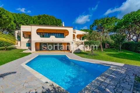 Situata a Vilamoura, questa villa T5+3 si distingue per la sua privacy e la sua zona tranquilla. Con un terreno di quasi 1500 m2, questa villa di oltre 700 m2 ha un´ottima esposizione solare con piscina all´aperto e un ampio prato. L´immobile dalle a...