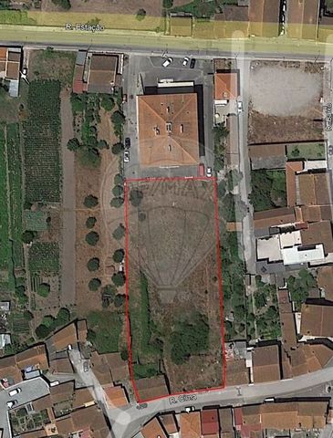 TERRENO PER LA COSTRUZIONE DI DUE CONDOMINI - GRANJA DO ULMEIRO Terreno ben posizionato, nella zona centrale di Granja do Ulmeiro, un villaggio con un appetito per l'alloggio, alla periferia di Coimbra, ben servito dai mezzi pubblici, con stazione fe...