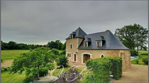 Niché dans un cadre préservé de 3 hectares, entre Sarthe et Mayenne, à 35 min. au Nord d'Angers, 1h50 de Rennes et 2h50 de Paris, laissez-vous transporter dans un lieu idyllique, au cœur de l'Anjou... Doté de beaucoup de charme et d'authenticité, ce ...