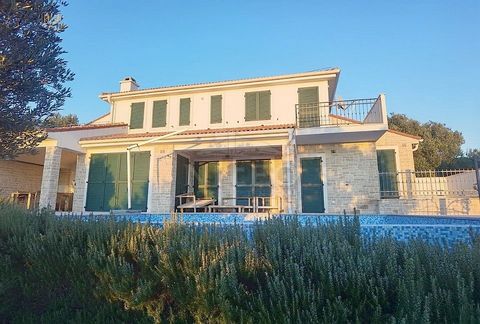 A Jakišnica sull'isola di Pago è in vendita una villa di lusso di 162 m2 con piscina e splendida vista sul mare. È circondato da un giardino paesaggistico di 481 m2 e da ulivi secolari di Lun. Piscina a sfioro con acqua di mare di 37 mq, doccia ester...