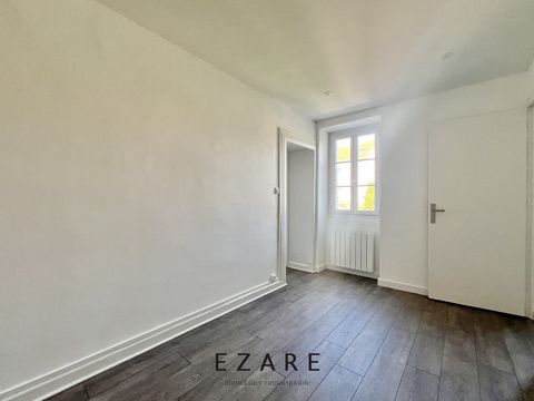 REPUBLIQUE/PARMENTIER. Au deuxièmé étage, appartement de type 2 rénové et exposé à l'ouest (vue sur jardin interieur, au calme absolu). Entrée sur pièce à vivre de 21 m2 séparée par un mur porteur avec d'un coté la cuisine équipée-salle à manger et d...