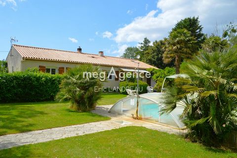 The calm of the countryside 15 minutes from the beaches! Eric Landreau, megAgence consultant in Les Sables d'Olonne presents this property located in Saint-Mathurin, which offers a peaceful and residential setting, ideal for families seeking tranquil...