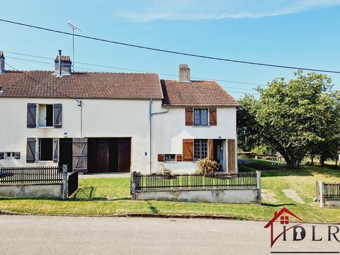 Je vous propose à la vente deux charmantes maisons de campagne réunies sur une même adresse, offrant de multiples possibilités, que ce soit pour la location saisonnière ou pour recevoir famille et amis. Description des maisons : 1ère maison : Cuisine...