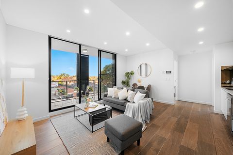 Delicie-se com o epítome da vida de luxo com este requintado apartamento de dois quartos de 103m2, silenciosamente escondido na parte de trás do quarteirão, de frente para a rua tranquila (Elizabeth Street); Esta propriedade oferece um gostinho de di...