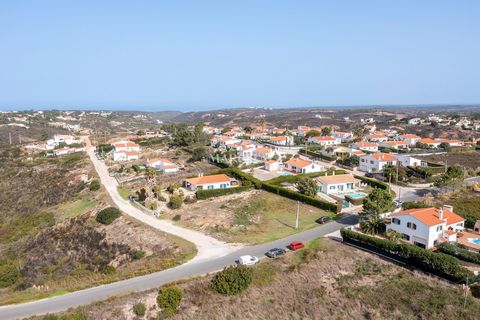 INSERITO IN UN'URBANIZZAZIONE NEL PARCO NAZIONALE PROTETTO, situato nella costa occidentale, a 5 minuti d’auto dalle spiagge. Area terreno: 1.020m2. L'urbanizzazione è dotata di varie strutture: piscina, campo da tennis, discoteca, ristoranti e molti...