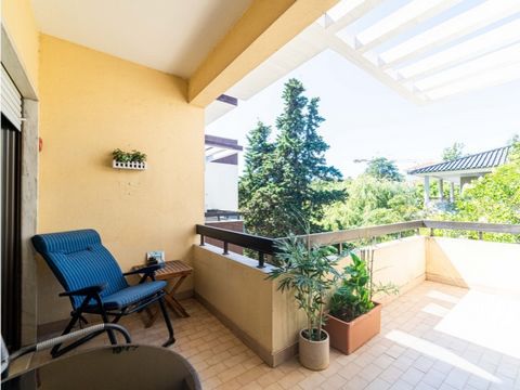 Confortável apartamento localizado no último piso de edifício em condomínio fechado, com piscina, com localização privilegiada no centro do Estoril. É composto por um espaçoso hall de entrada com um grande roupeiro embutido, uma sala com lareira e ár...