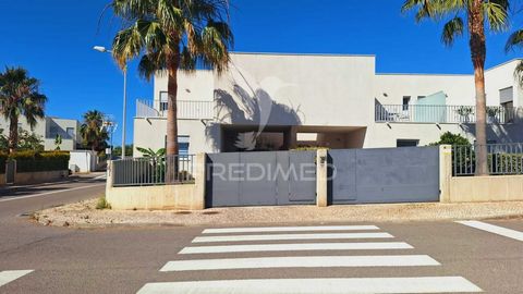 Villa moderne insérée dans un quartier calme, construite avec les finitions les plus modernes et avec des espaces intérieurs vastes et lumineux. Cette maison dispose à son entrée d’un jardin entouré d’une haie et avec la possibilité d’avoir deux véhi...