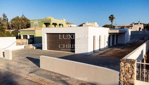 This modern three-bedroom single-story villa with swimming pool is located in a quiet residential area called Monte Canelas, in Mexilhoeira Grande, Algarve . Recently built , with attention to detail and the use of top quality materials , it has spac...