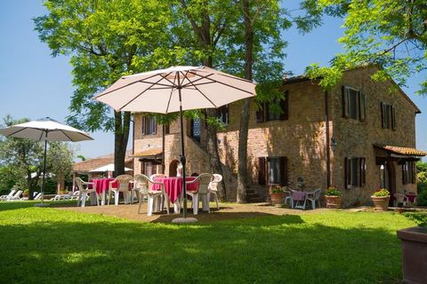 E’ un appartamento molto confortevole al piano terra composto da due camere, bagno, soggiorno-cucina nella casa del fattore, un incantevole rustico in agriturismo nella splendida campagna toscana.Nel restauro sono stati mantenuti i vecchi muri in tuf...