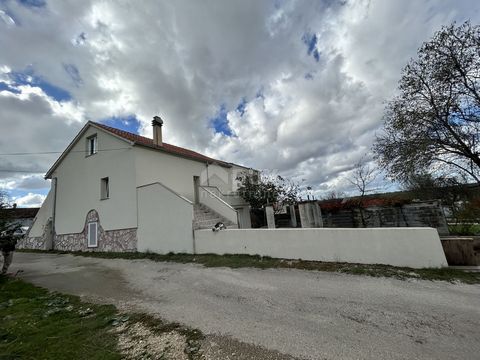 Location: Zadarska županija, Sukošan, Debeljak. SUKOŠAN, DEBELJAK - Spaziosa casa con edificio ausiliario/appartamento A Debeljak è in vendita una casa di 132m2 con una casa più piccola o un appartamento. La casa è composta da un ampio soggiorno, cuc...