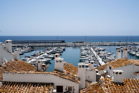 Located in Puerto Banús. Great Investment Opportunity This magnificent 2 Bedroom & 2 Bathroom apartment for sale in the heart of Puerto Banus, used to be the show-flat of Puerto Banus at its inception. The apartment boasts an elevated position and a ...