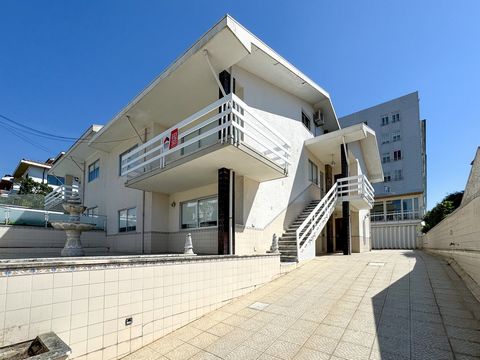 INVESTITIONSMÖGLICHKEIT IN VILA NOVA DE GAIA - ZWEI 3-ZIMMER-APARTMENTS UND EIN NEBENGEBÄUDE/LOUNGE Beschreibung des 1. Hauses: - Ausgezeichnete Sonneneinstrahlung - Drei Schlafzimmer - Übergroße Küche mit Speisekammer - Wohn- und Esszimmer mit Kamin...