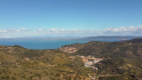 Typische Maremma-boerderij gelegen in de heuvels van Monte Argentario met uitzicht op een buitengewoon uitzicht op het groen en de zee. Het is volledig gerenoveerd en uitgerust met state-of-the-art systemen en heeft een verfijnd interieur in Toscaans...