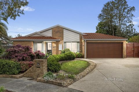 Au-delà de toute comparaison dans une poche recherchée et bien tenue avec le mont Dandenong offrant une toile de fond magique, emménagez et aimez tout simplement vivre dans cette maison exceptionnelle de cinq chambres. Ayant fait l’objet d’une superb...