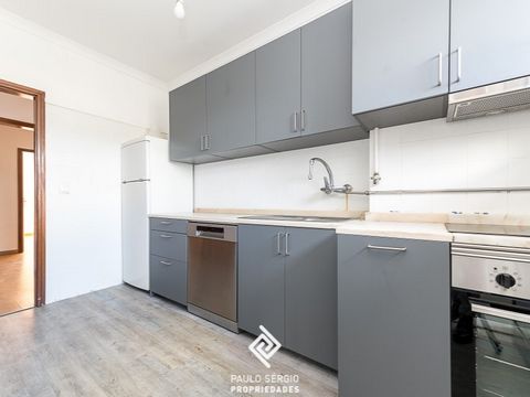 Apartamento T3+1 localizado na cidade de Espinho, próximo de Mercadona e apenas a 5 minutos da praia e estação de comboios. Destacamos a cozinha que foi completamente renovada e está totalmente equipada. Este imóvel tem 2 frentes, dispõe de varandas,...